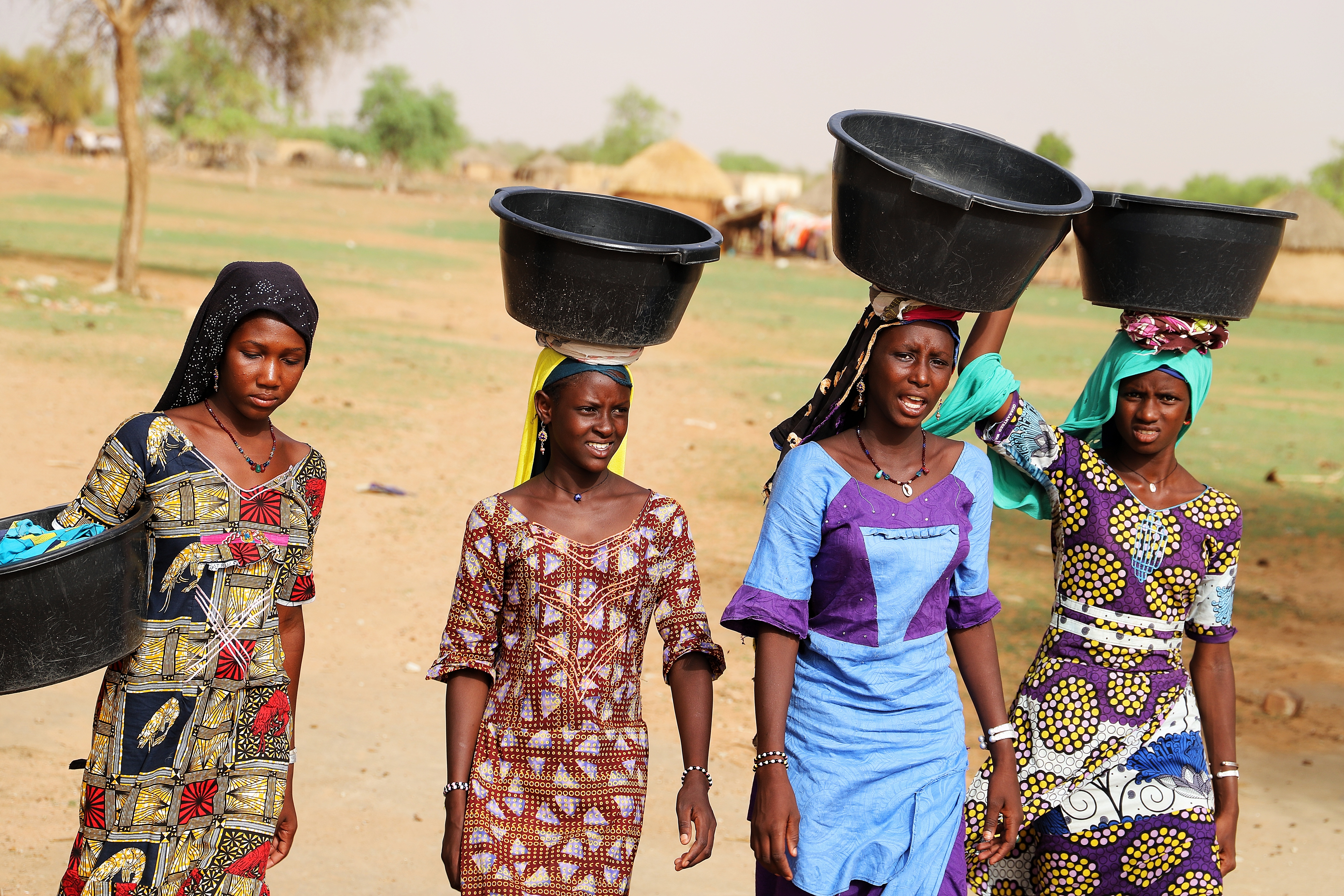 Une jeune fille (Coumba) allant puiser de l'eau avec ses amies - Mauritanie. 