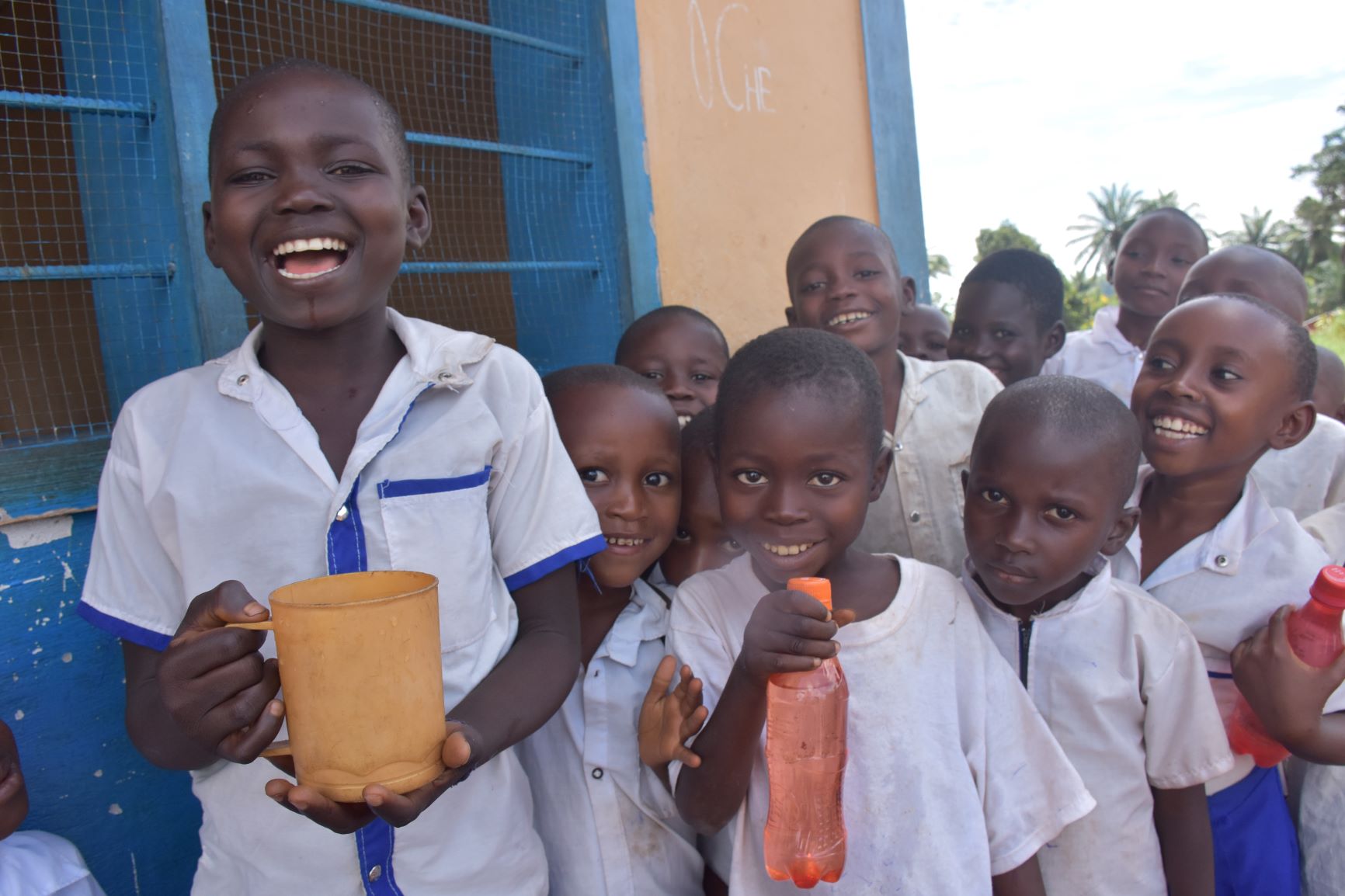 Photo Martine in their school holding a water cup