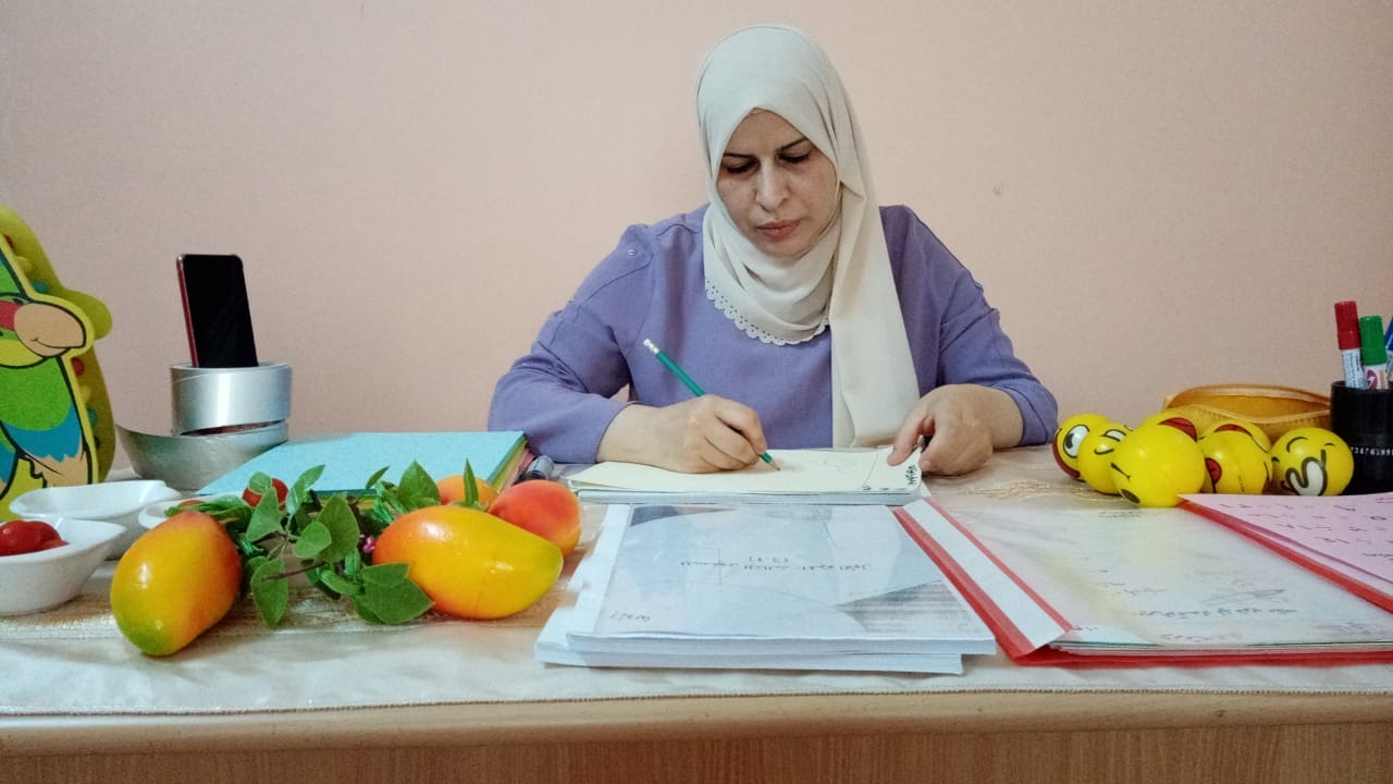 Safaa is planning for the next lesson. The teacher is filling in the lesson plan form in order to have an organised and documented work programme.