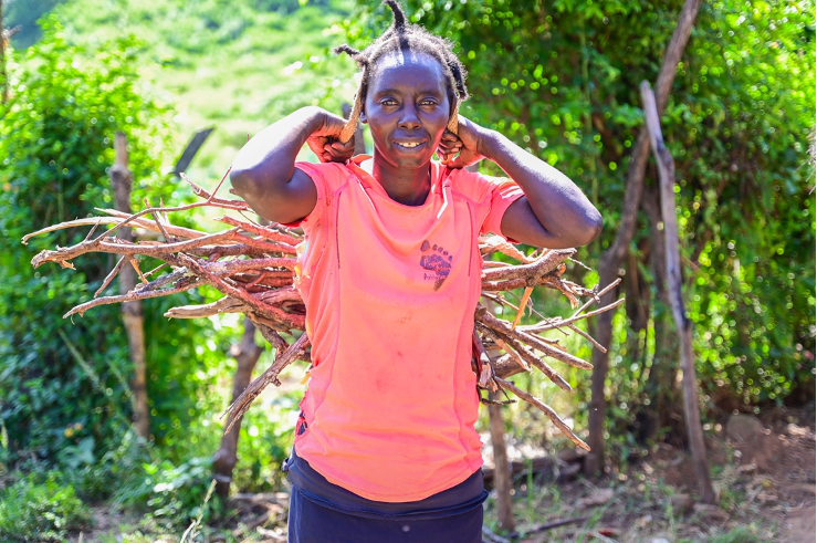 Nelly now uses an improved energy-saving cookstove that preserves heat, requires less firewood and emits less smoke
