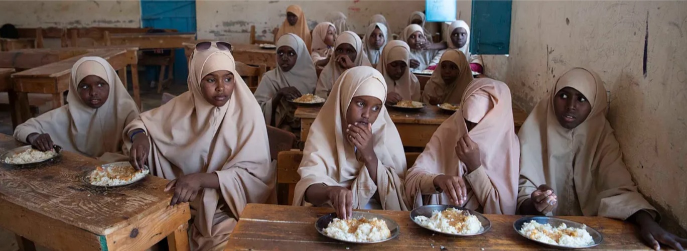 Children in Somalia eat school meals