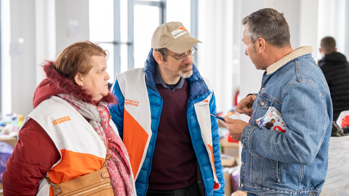 Julian visits a refugee transit centre in Iasi Ucraina