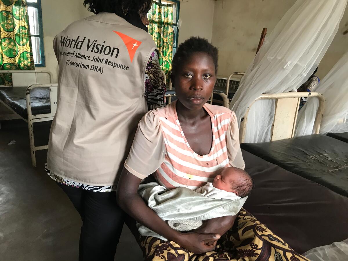 18-year-old mum in DRC during a food distribution