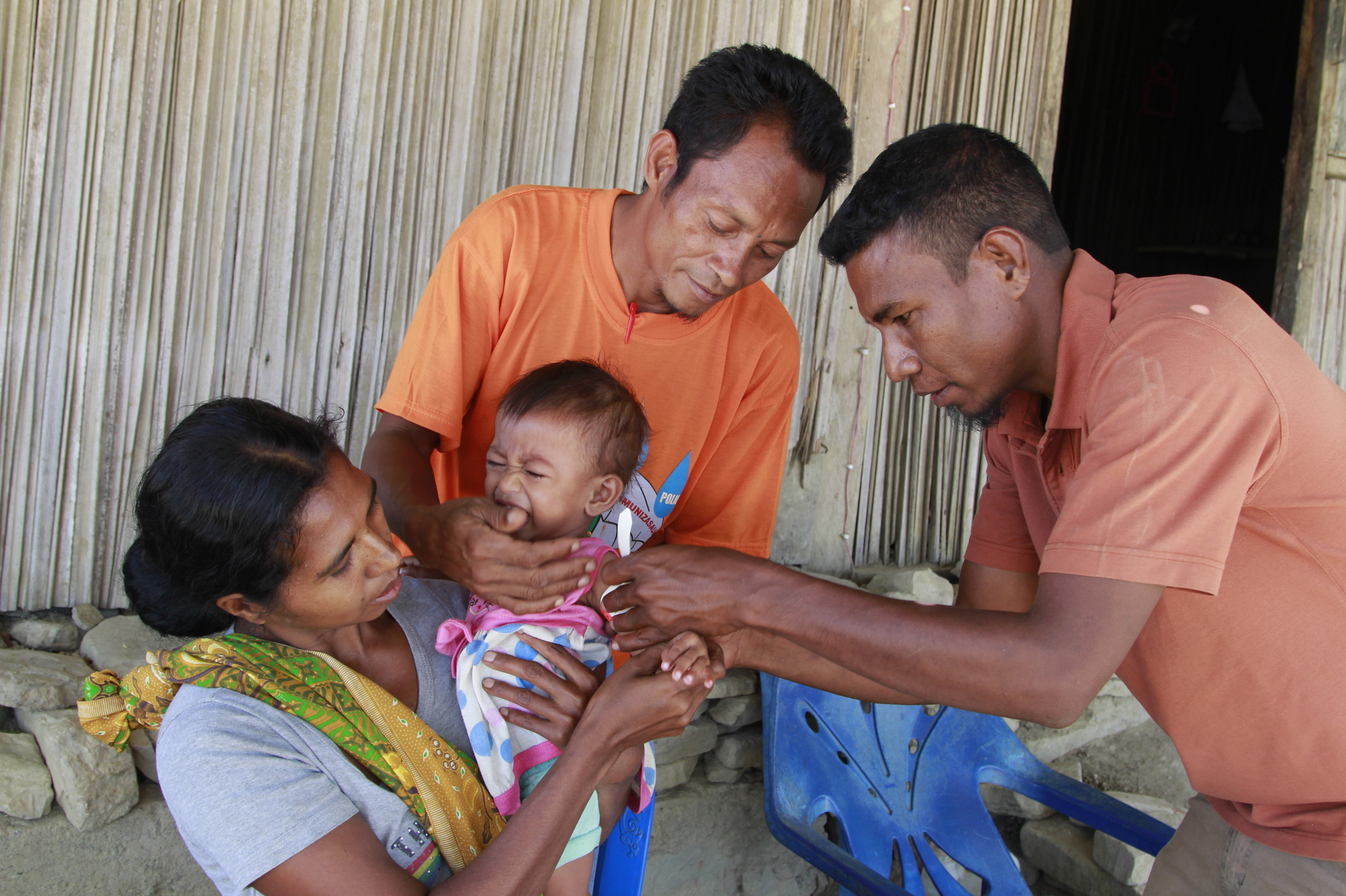 Alarico (centre back) identified baby Azelia as malnourished, and supported her mother Mariana (left) to improve her daughter’s health. Photo: Jaime dos Reis/World Vision 