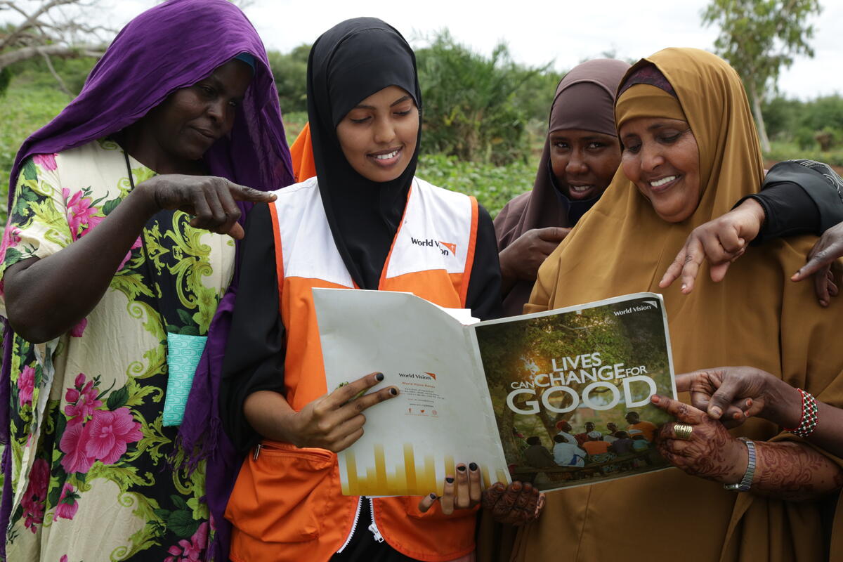 Women learn from agricultural specialists how they can best manage the natural resources in order to maximize the health and productivity