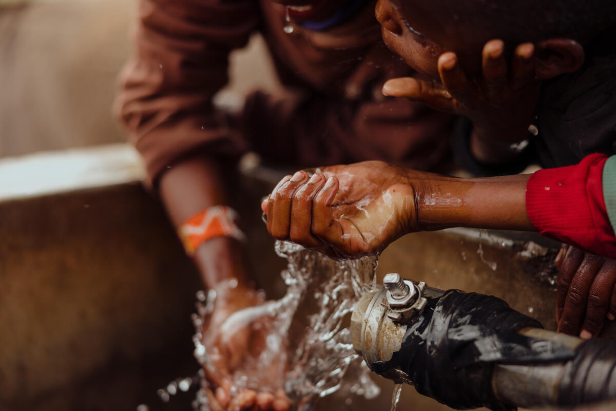 kids washing their hands 