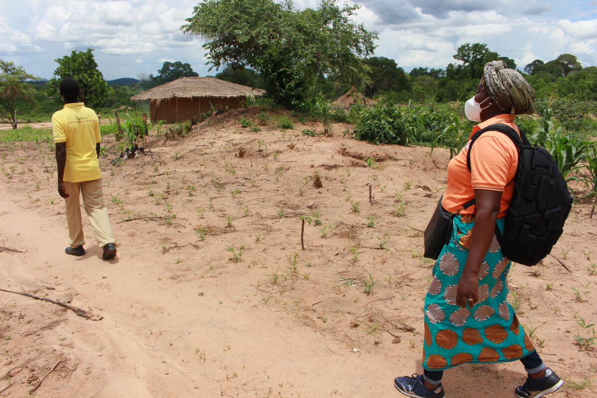 Ernesto Luciano, leader of the Nahaje Community Health Committee, and Josefa Amaral, Health and Nutrition officer, on the way to visit a family.