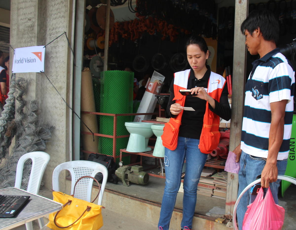 Philippines: Redeeming of shelter materials through cash voucher