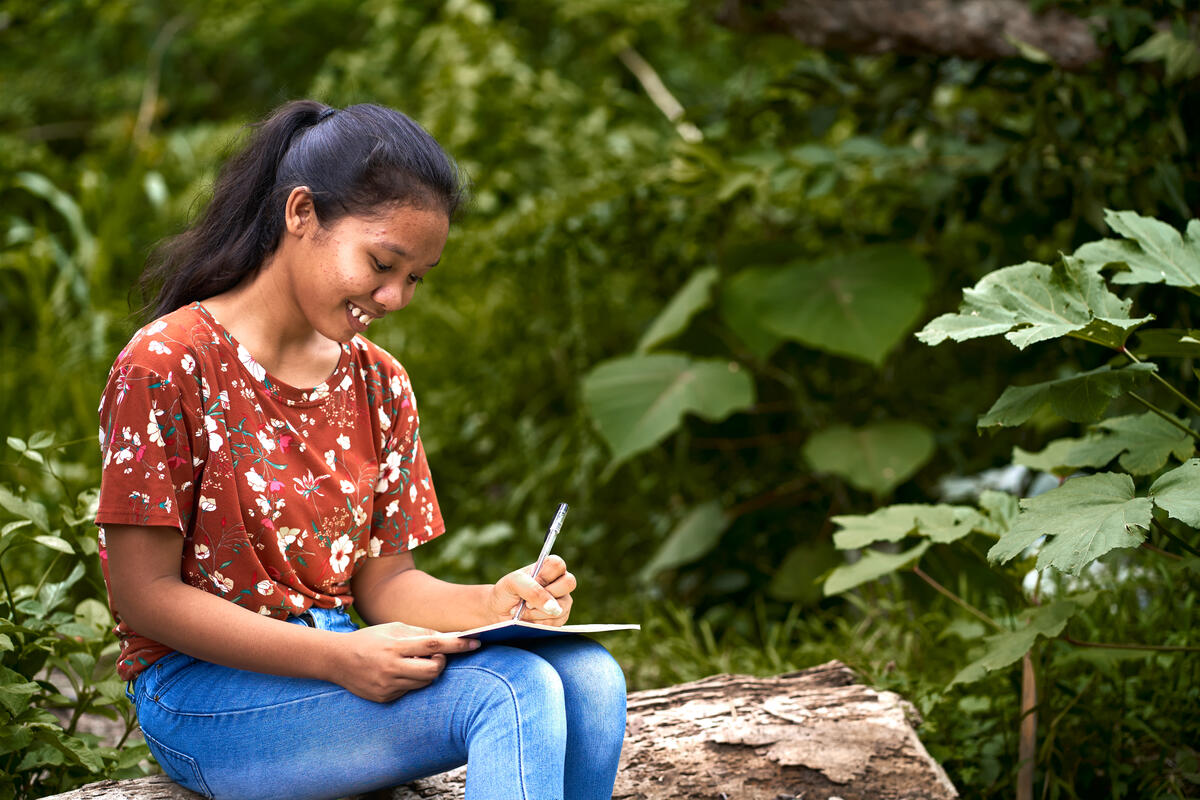 Ara loves to write stories on Wattpad.