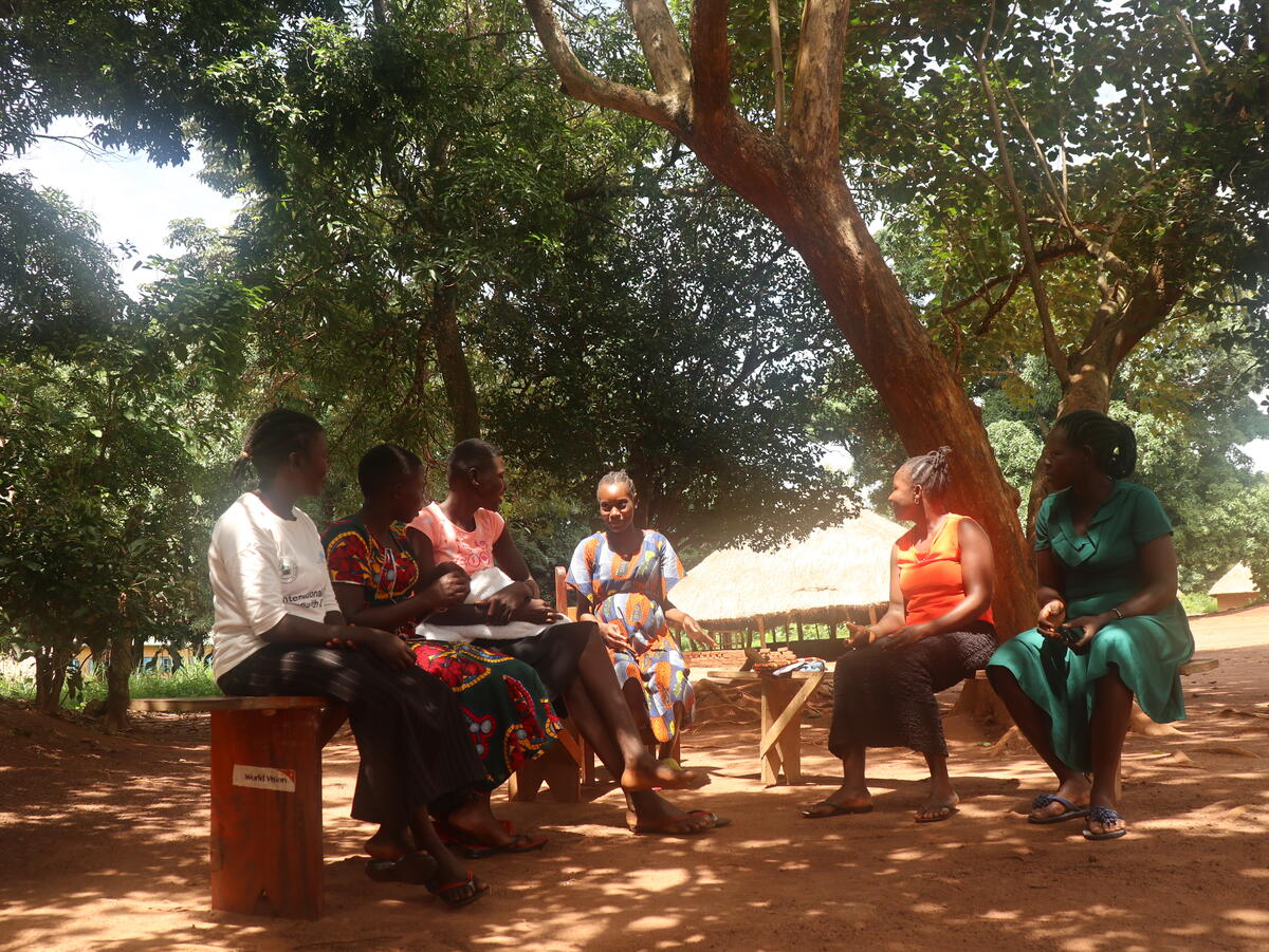 Jenty meeting with women in South Sudan