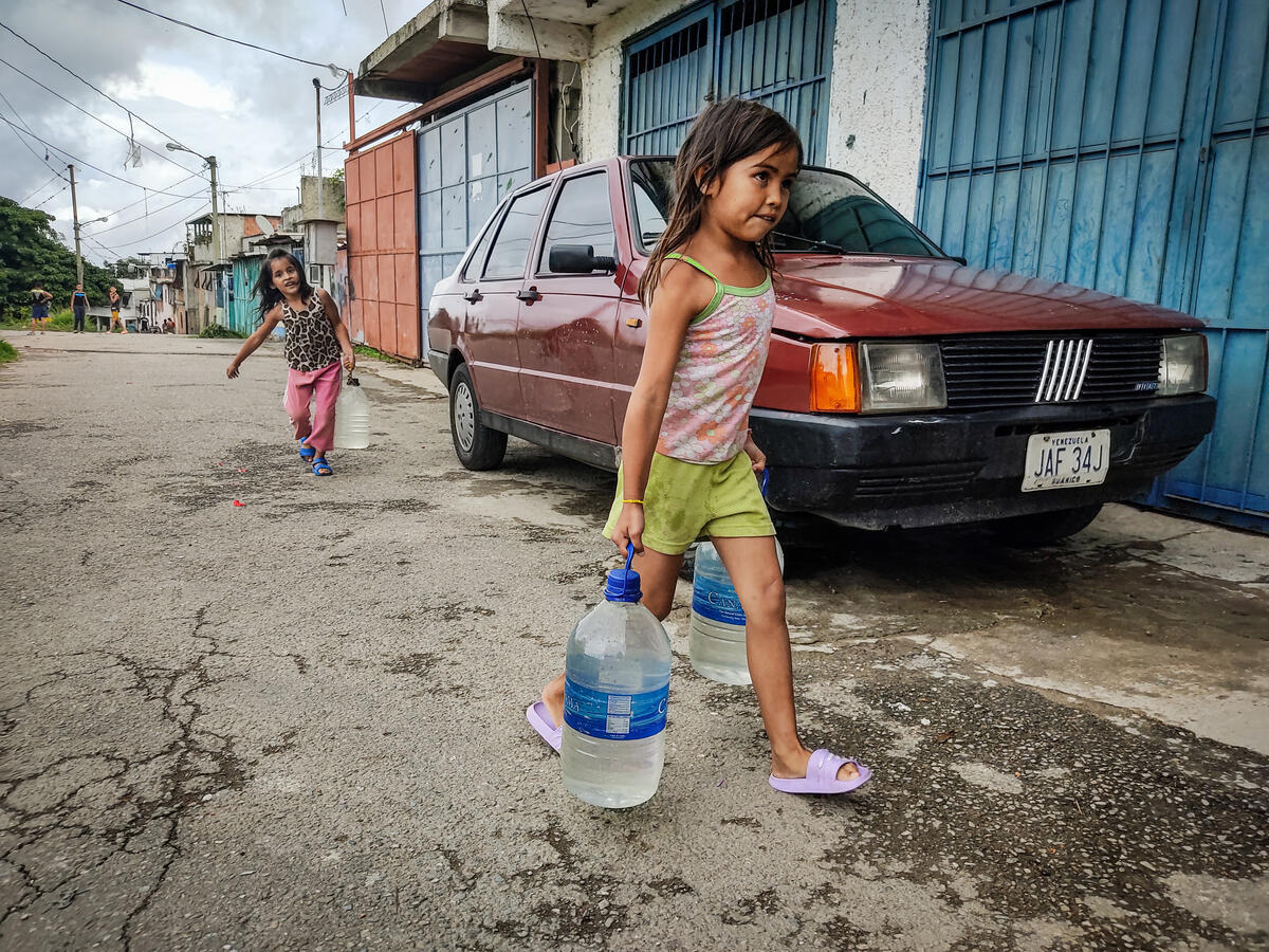Venezuela Crisis: Johana's children have to fetch water every day