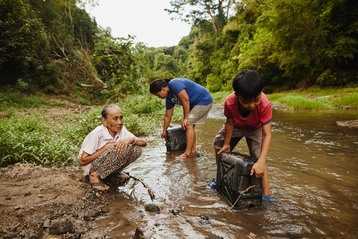 children collecting water