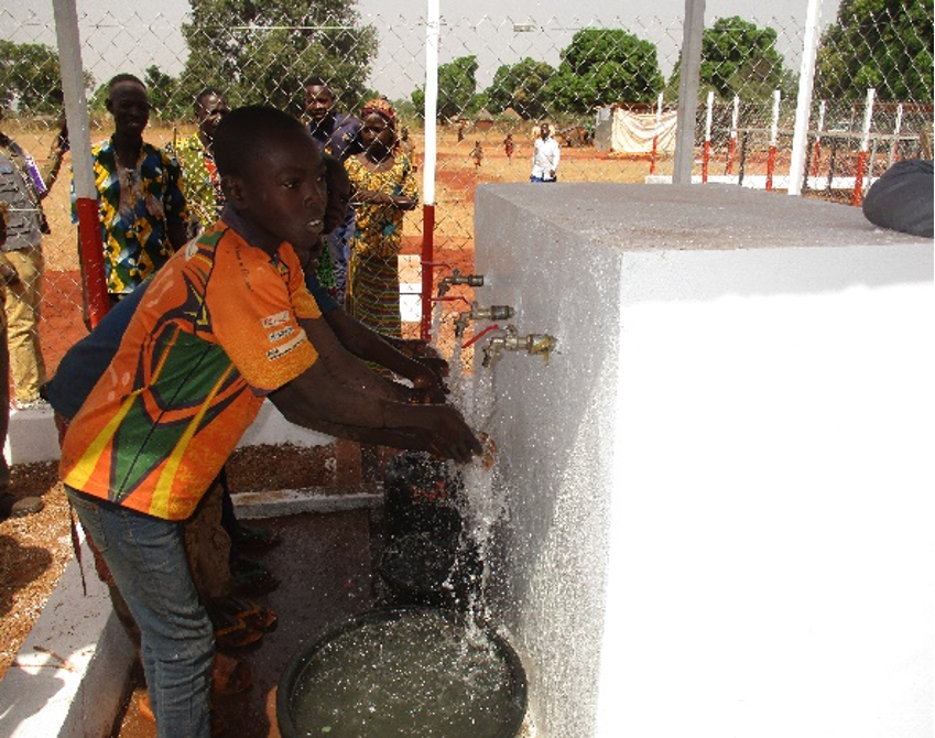 Children washing hands in Chad