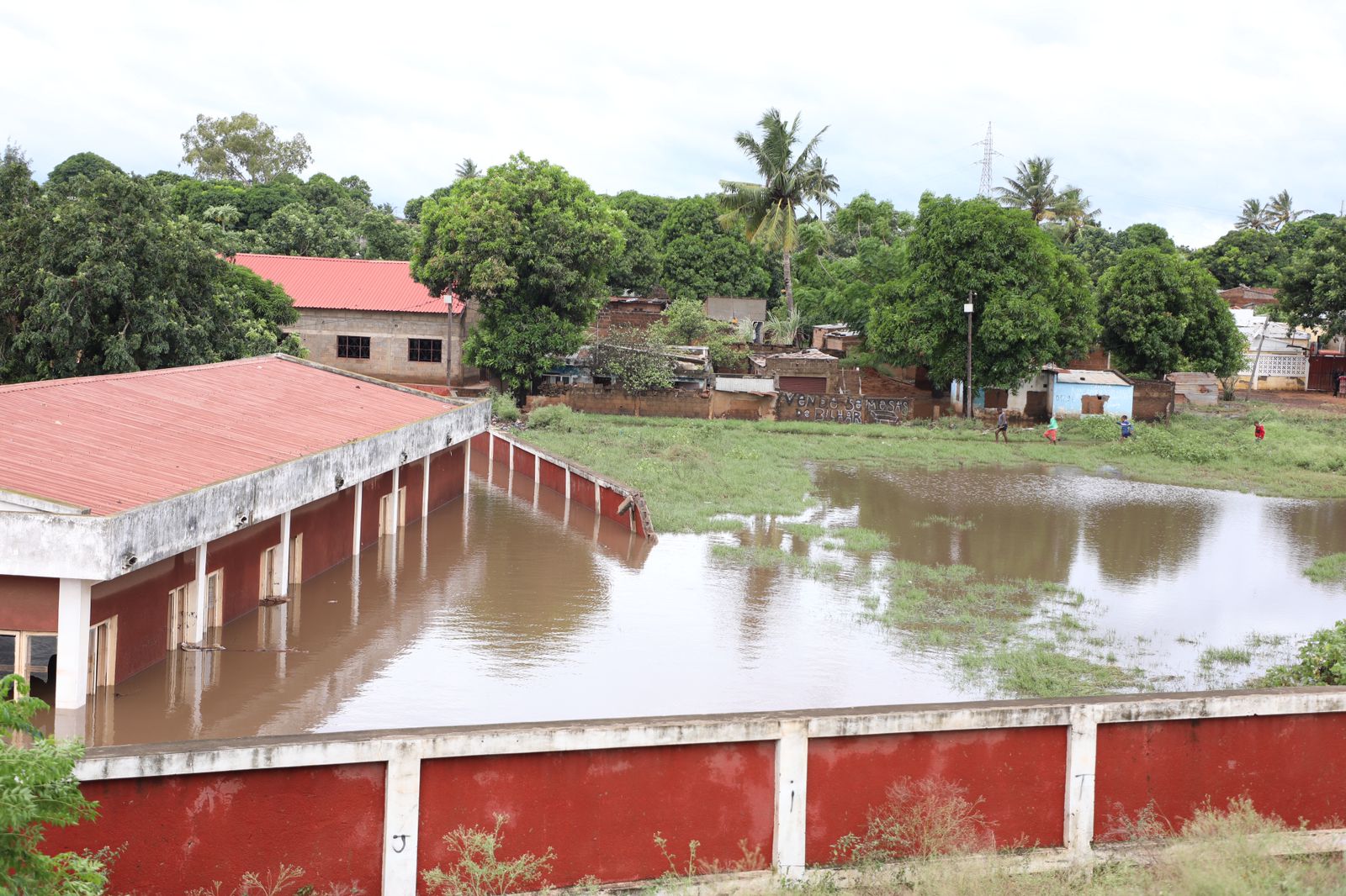 Cut off roads, fallen trees, no electricity, destroyed health unities and schools is the preliminary result of tropical storm Filipo. This church in the capital Maputo is cyclically affected. 