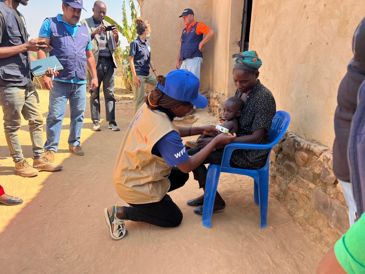 Entourage witnessing nutritional screening 