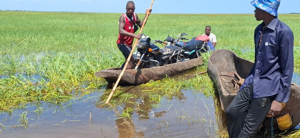 Canoes used for lack of better options in Zambezia province.
