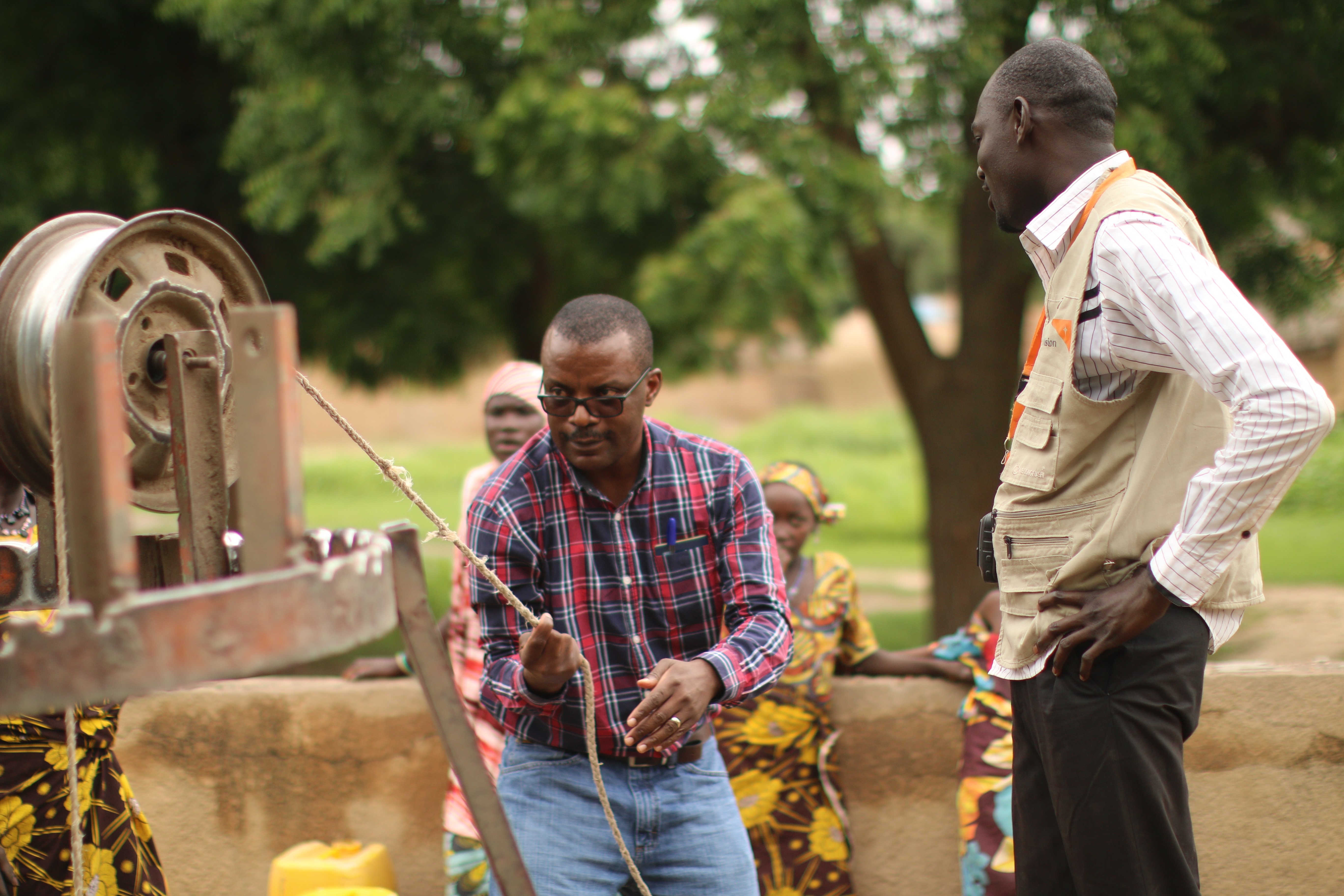 World Vision Director tries the chore of the women of El Guedi, by fetching water 