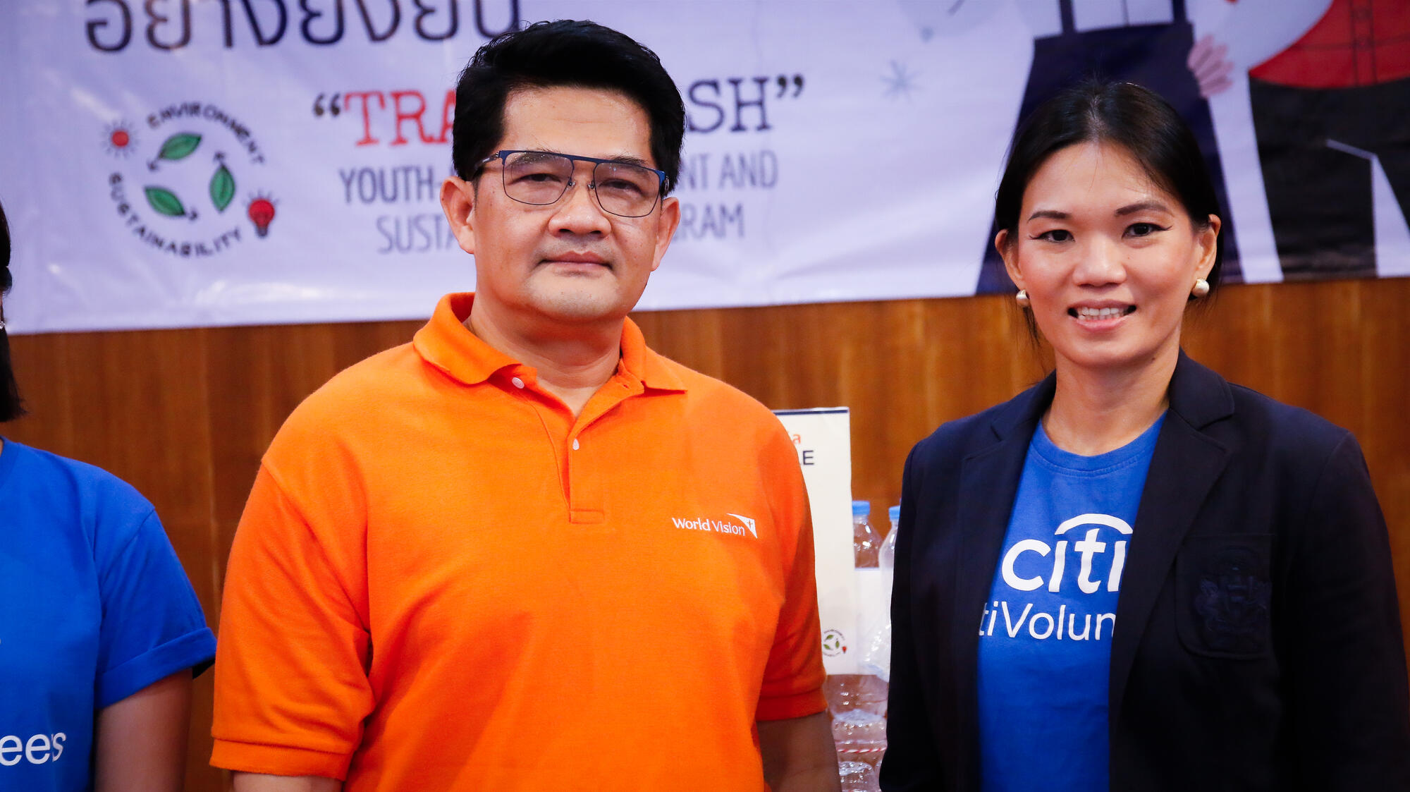 Wanvisa Komindr, Corporate Affairs & Citizenship, Citibank Thailand, and Sarawut Rachasrimuang, National Director, World Vision Thailand, take a photo with youth joining the Youth Creativity for Sustainable Environment project.