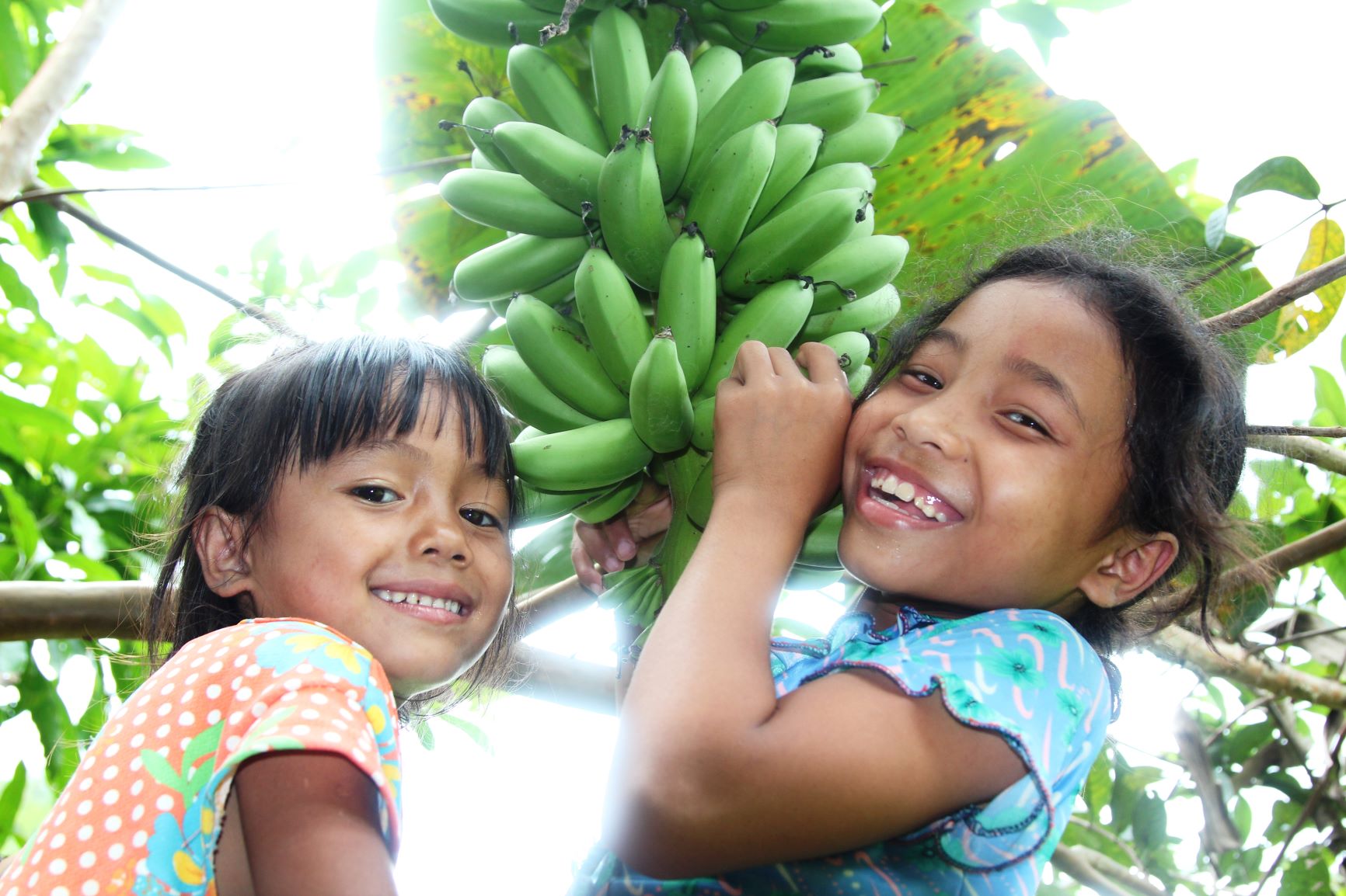 girls with bananas