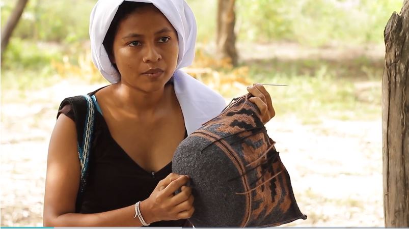 maria weaves a traditional bag in colombia