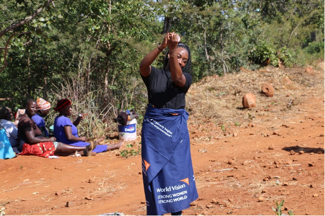 Leona demonstrates how to use menstrual cups