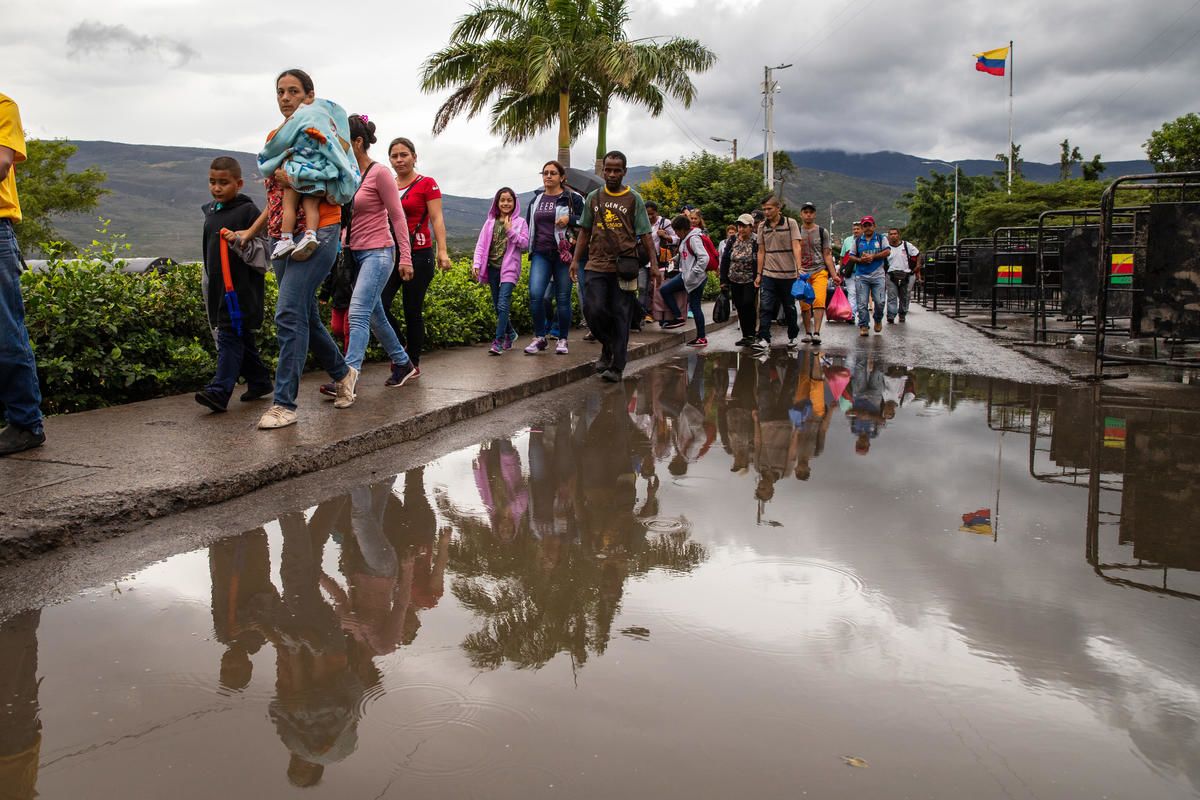 venezuelan migrants and refugees cross the border into Colombia