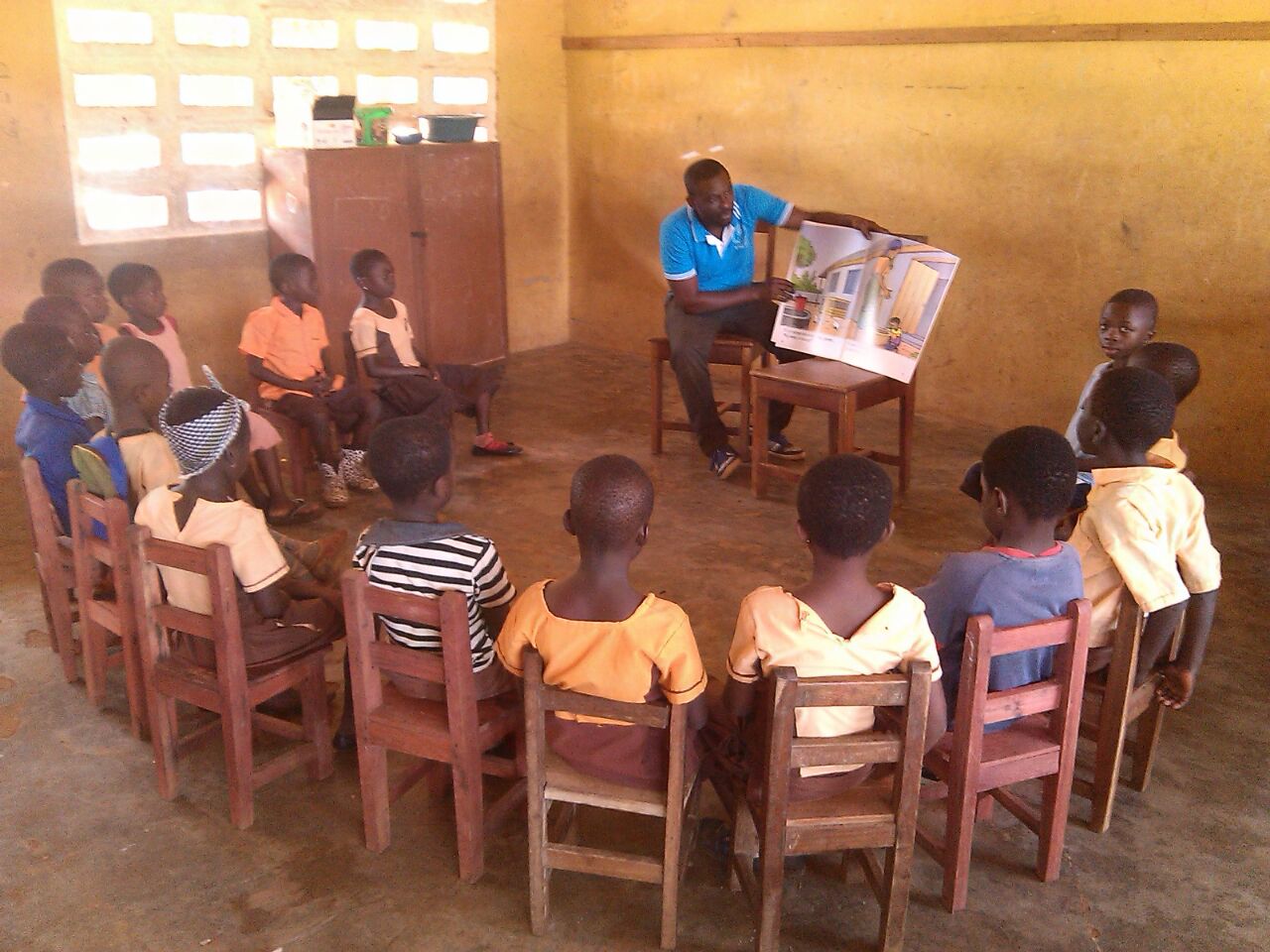 Teaching children to read in Ghana