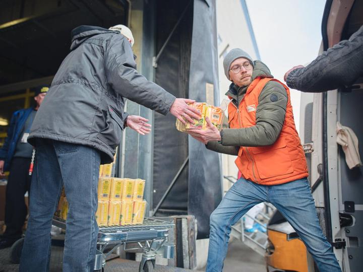 WV volunteer helps load food into a truck