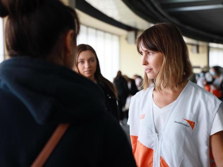 Wv volunteer speaks to refugees