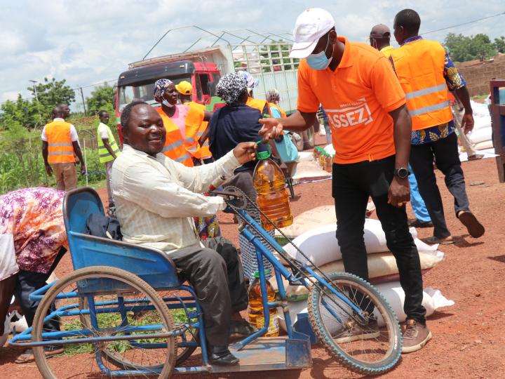 Delivery of a food kit to a beneficiary 