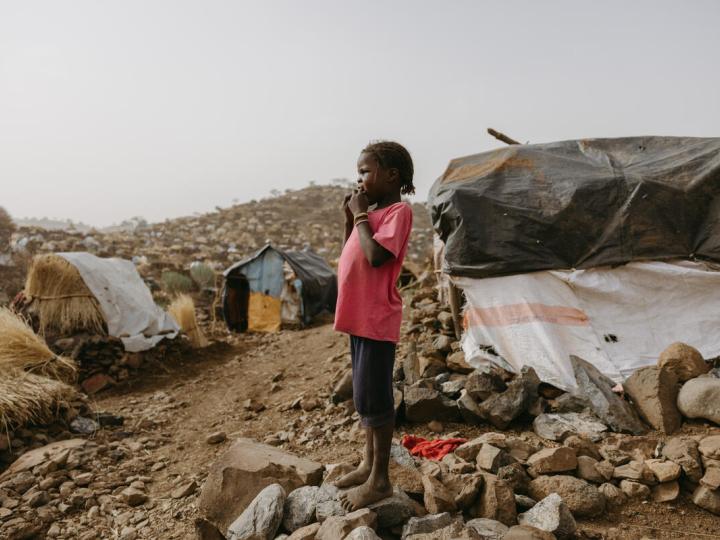 In Feina, Eastern Jebel Marra, approximately 40,000 new arrivals from El Fasher and ZamZam camp have settled in a site strategically located between mountains made from volcanic rock. 