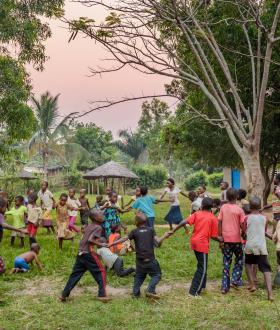 Des enfants jouant aux jeux communautaires à Tubuluku au Kasai