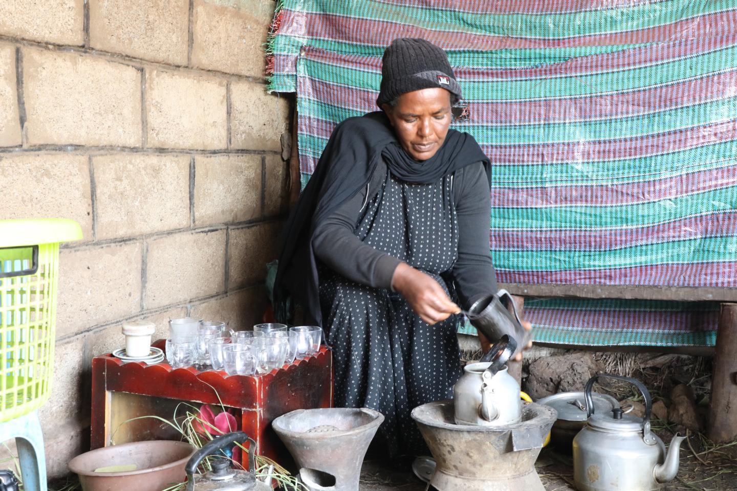 Gadise making tea