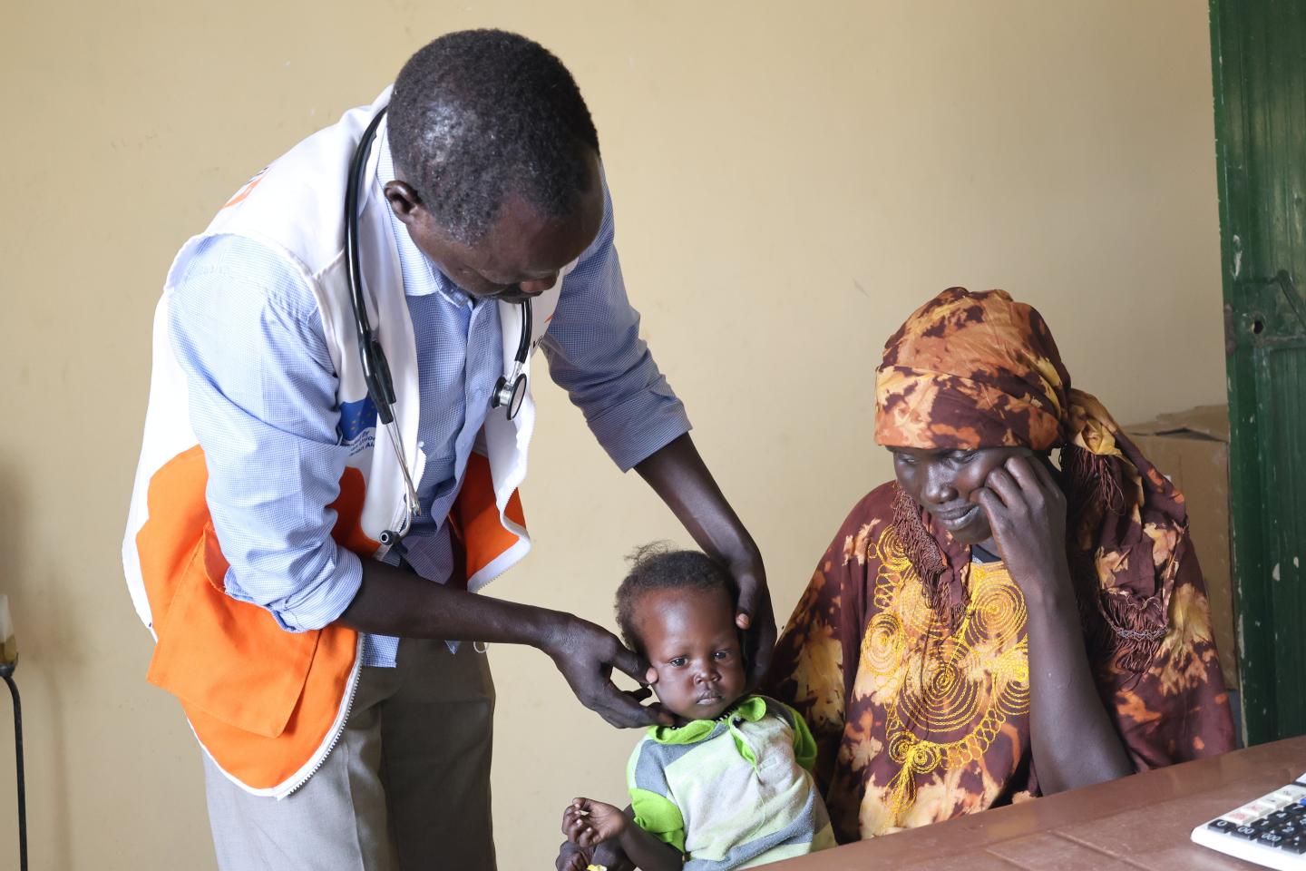 Chol, Clinical Officer attending to a child at Abukadhra PHCU