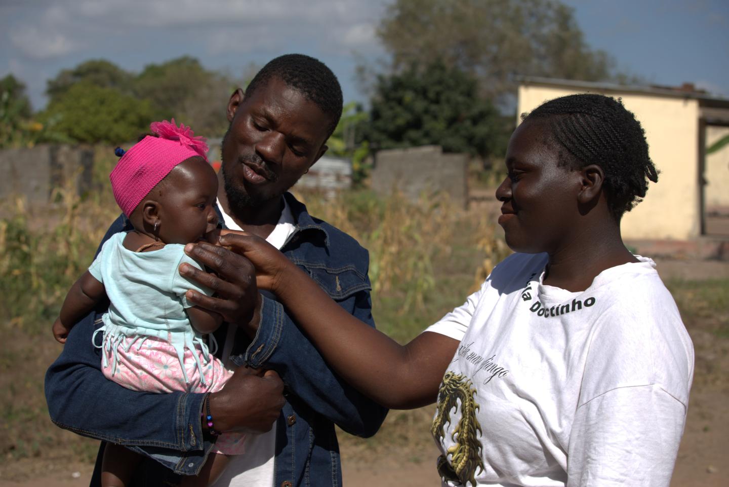Estêvão, Flávia and their daughter, Elcina. 