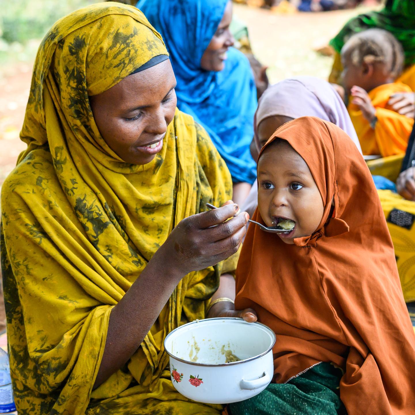 Amina and her daughter take part in a Nurturing Care Group session, where mothers learn how to prepare nutritious porridge to support children’s health and wellbeing. Ethiopia / 2025.