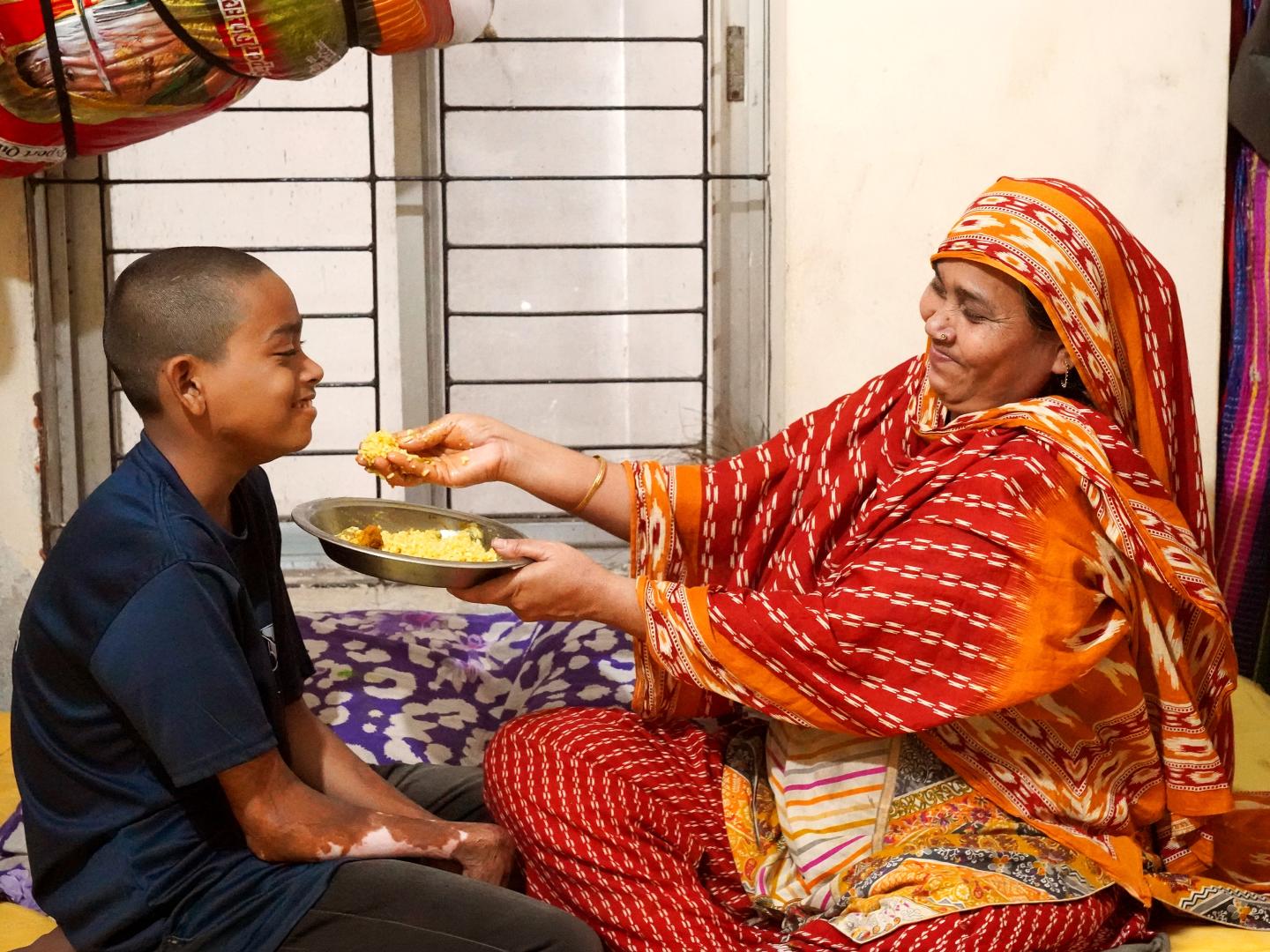 sipon-sharing-meal-with-mother at their home.