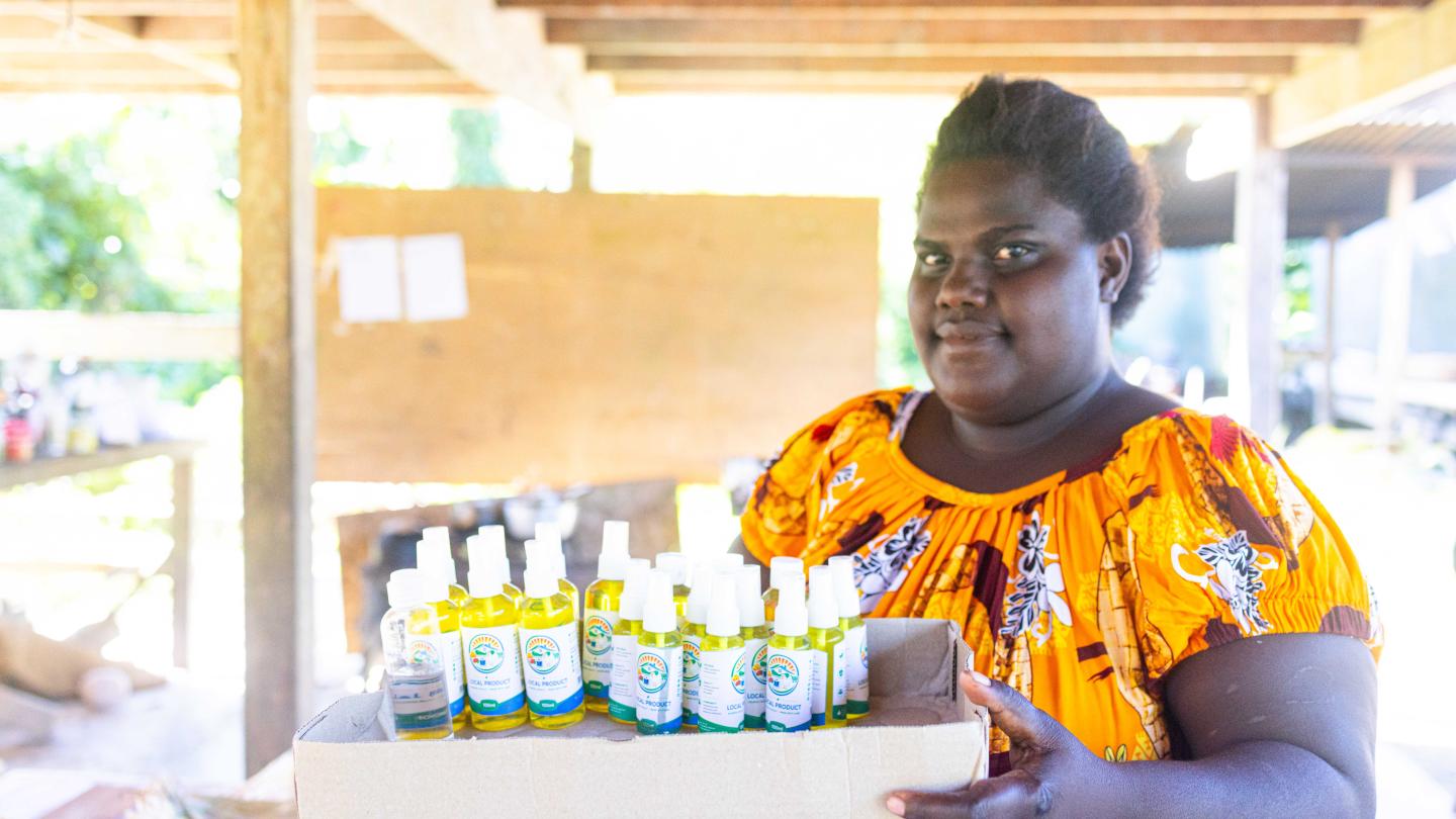 Amalanie showcasing her virgin oil brand, she distribute to local business houses