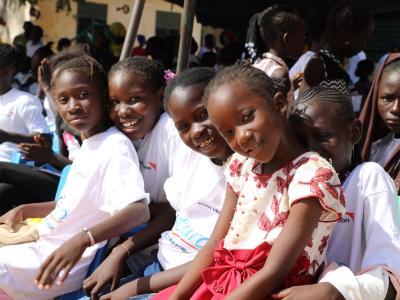 jeunes filles souriantes sénégal