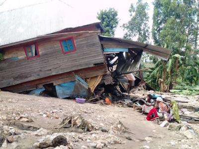 Vue d'une maison détruite pas les inondations à Kalehe