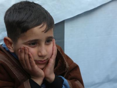 A child affected by the Syria- Türkiye earthquake in a temporary shelter. 