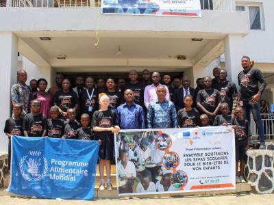 Les enfants posant avec le rapporteur de l'assemblée provinciale du Kasai central