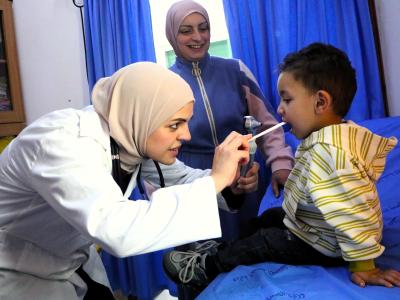 Palestinian children receives health care in a stabilization point