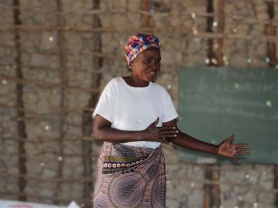 Pastor Cecilia explaining about how to overcome malnutrition 