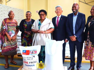 Stakeholders handing over rice to the National Disaster Management Agency. 