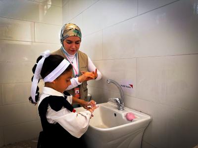 Milia using the new washing facilities and learning proper handwashing with Narmeen. Mohammed Mansour, © World Vision 2025.