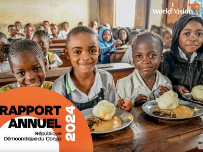 Les enfants mangeant à l'école