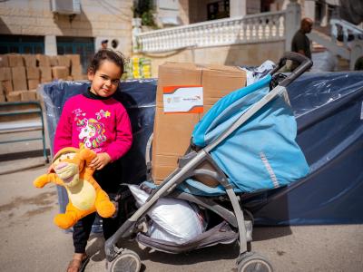 A palestinian girl during a distribution in the West Bank