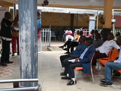 Martin Mukenge donnant des explications à la communauté