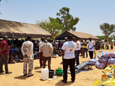World Vision teams presenting the kits before the start of the distribution